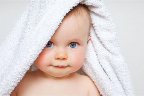 初乳很黄是不是不干净不可以喝？母乳怎么喂养武汉捐卵宝宝？